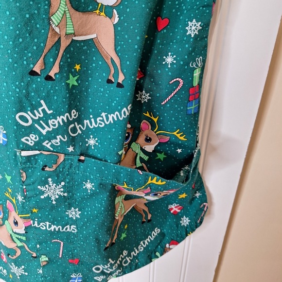 Cherokee Tooniforms Womens Scrub Tops 4XL Christmas Theme Nurse Medical Lot of 2 - Picture 11 of 16